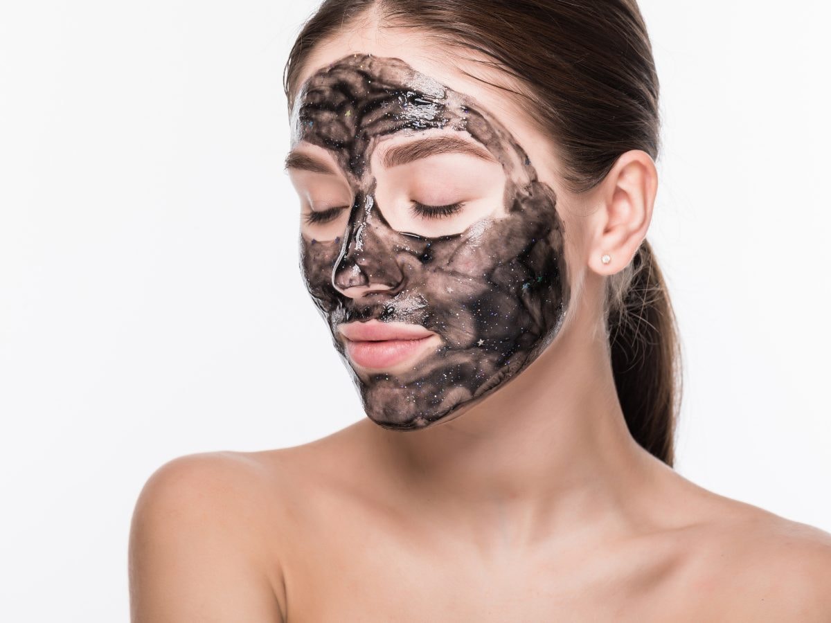 Facial con mascarilla oscura de carbón